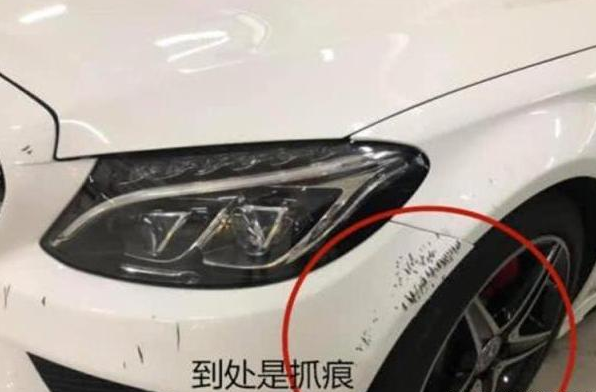 「生活官」刚买的奔驰车漆面目全非，看完监控欲哭无泪，只能找物业索赔