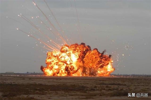 俄军在叙利亚开打了！炸弹瞬间覆盖..，炸得敌人四处逃窜
