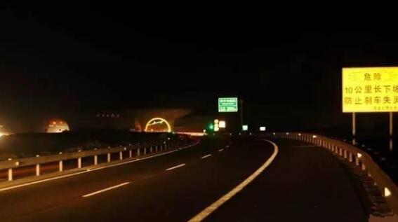 [山东高速交警城阳大队]夜间开车上高速，牢记4个行车安全守则，事故率大大降低