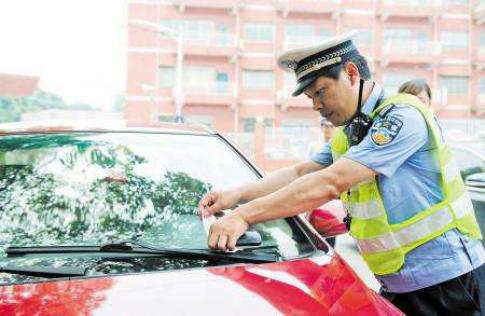 #法治安顺#路边停车遇交警，眼看要被开罚单，车主一句话唬住交警