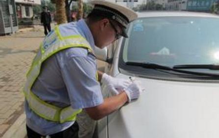 #法治安顺#路边停车遇交警，眼看要被开罚单，车主一句话唬住交警