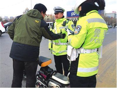 #法治安顺#路边停车遇交警，眼看要被开罚单，车主一句话唬住交警