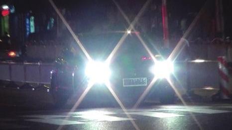 奇趣汽车：如何应付对车开远光灯的行为？老司机：对射太幼稚，试试用这法子