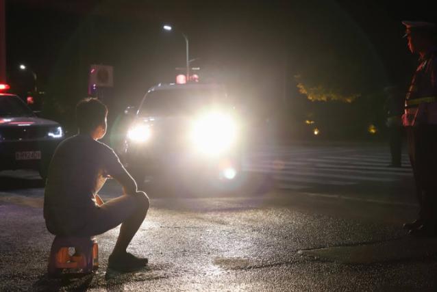 奇趣汽车：如何应付对车开远光灯的行为？老司机：对射太幼稚，试试用这法子