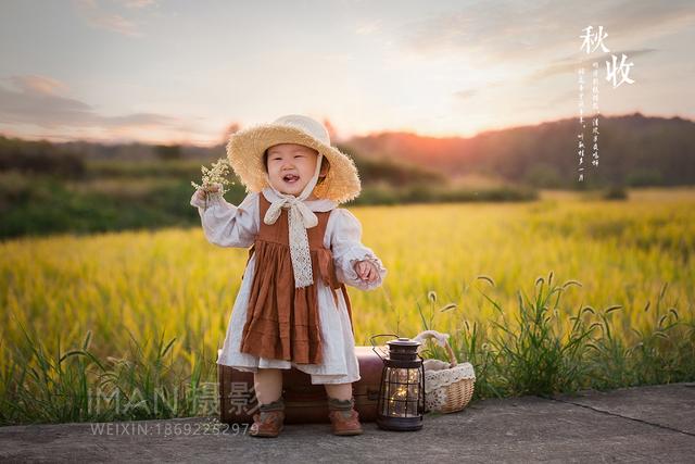 [励志宝儿]一晃秋天到了，收割的季节，满满的稻香，还有天真无邪的圆圆