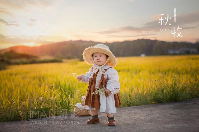 [励志宝儿]一晃秋天到了，收割的季节，满满的稻香，还有天真无邪的圆圆