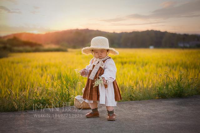 [励志宝儿]一晃秋天到了，收割的季节，满满的稻香，还有天真无邪的圆圆