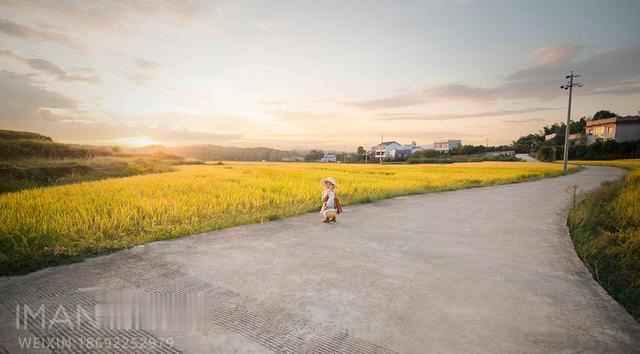 [励志宝儿]一晃秋天到了，收割的季节，满满的稻香，还有天真无邪的圆圆