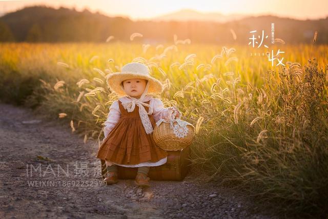 [励志宝儿]一晃秋天到了，收割的季节，满满的稻香，还有天真无邪的圆圆