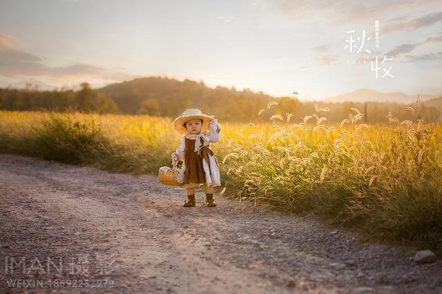 [励志宝儿]一晃秋天到了，收割的季节，满满的稻香，还有天真无邪的圆圆