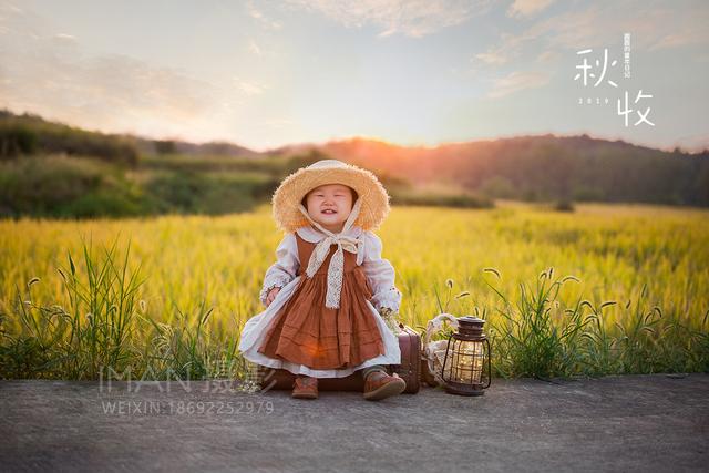 [励志宝儿]一晃秋天到了，收割的季节，满满的稻香，还有天真无邪的圆圆