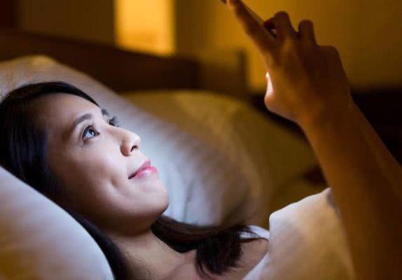 「谈情楼」研究证明：两性关系，女人爱上你了，往往会有这些表现