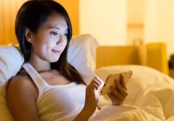 「谈情楼」研究证明：两性关系，女人爱上你了，往往会有这些表现