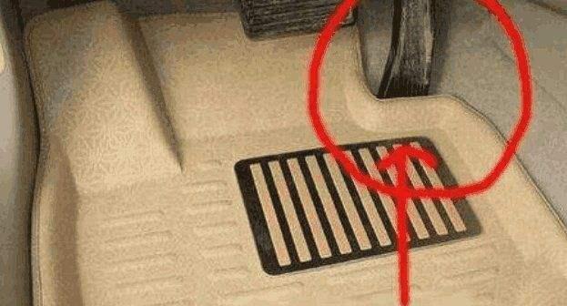 [车家号]油门突然卡死咋办？老司机：踩刹车是不对的，记住这两点