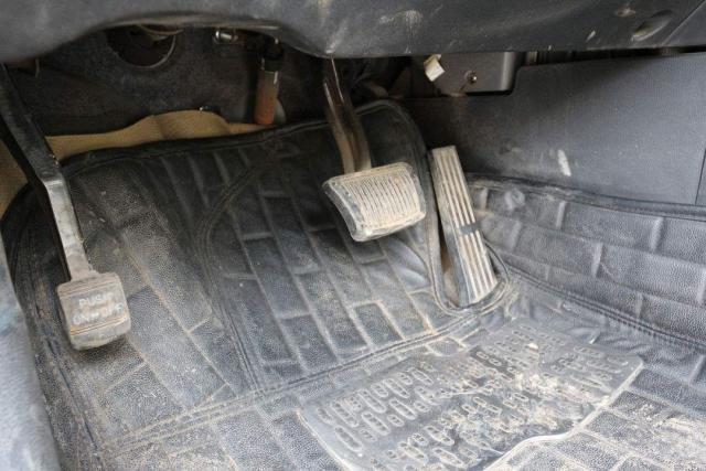 [车家号]油门突然卡死咋办？老司机：踩刹车是不对的，记住这两点