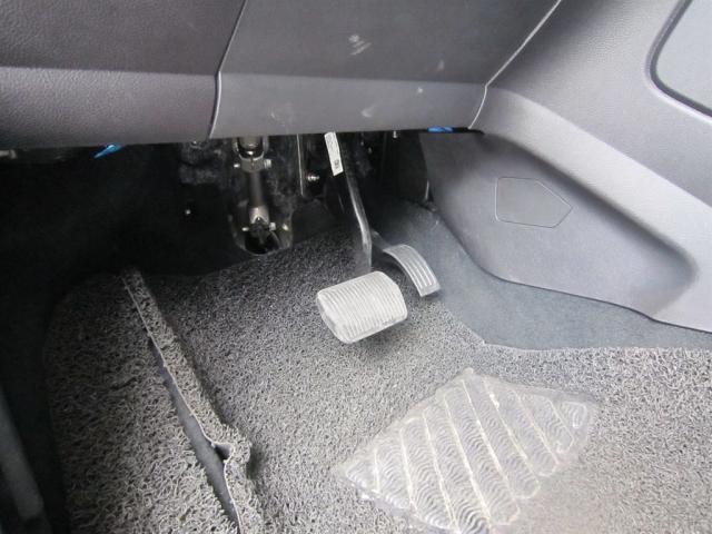 [车家号]油门突然卡死咋办？老司机：踩刹车是不对的，记住这两点