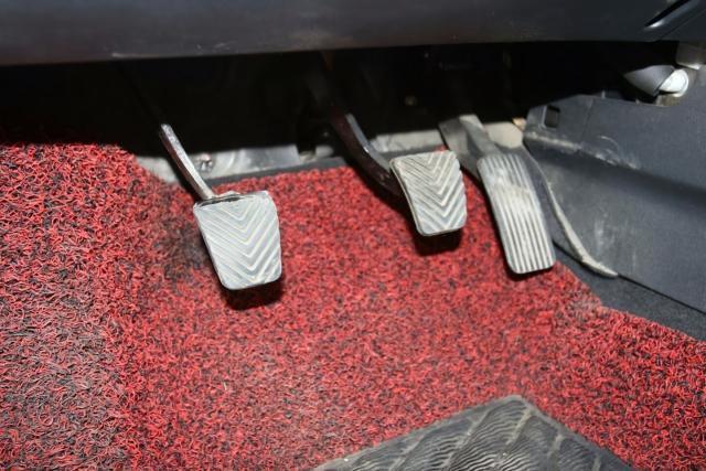 [车家号]油门突然卡死咋办？老司机：踩刹车是不对的，记住这两点