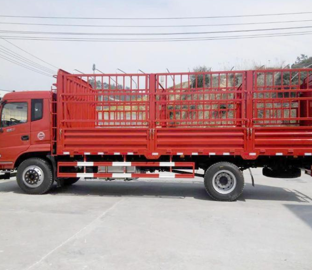 「农村小刘」大货车宁愿刹车碾压小轿车，也不换车道，为啥让速不让道？