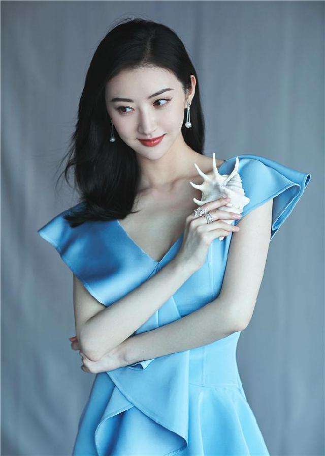 景甜淡蓝色长裙现身广州 清新优雅状态不错
