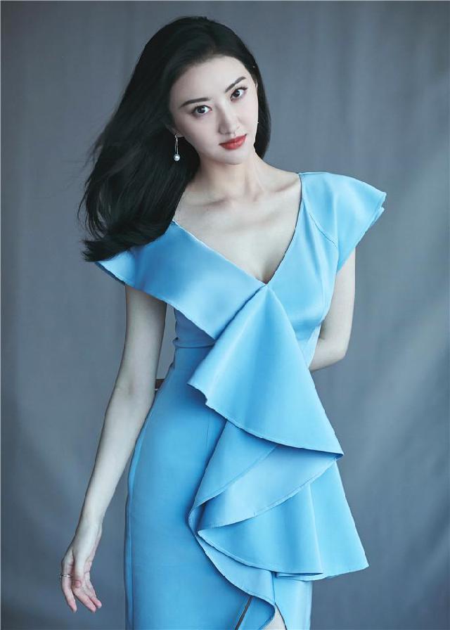 景甜淡蓝色长裙现身广州 清新优雅状态不错