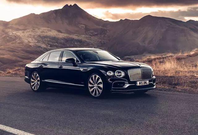 「汽车资讯」289 万的宾利飞驰全球首撞，隔着屏幕都心疼