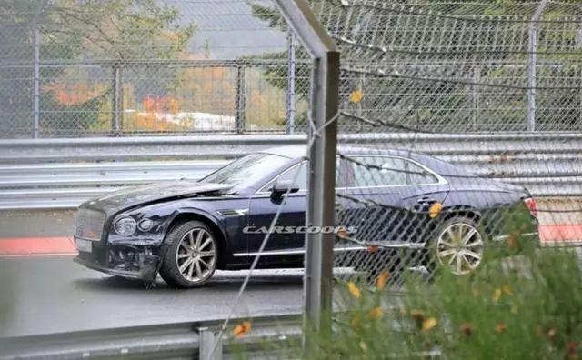 「汽车资讯」289 万的宾利飞驰全球首撞，隔着屏幕都心疼