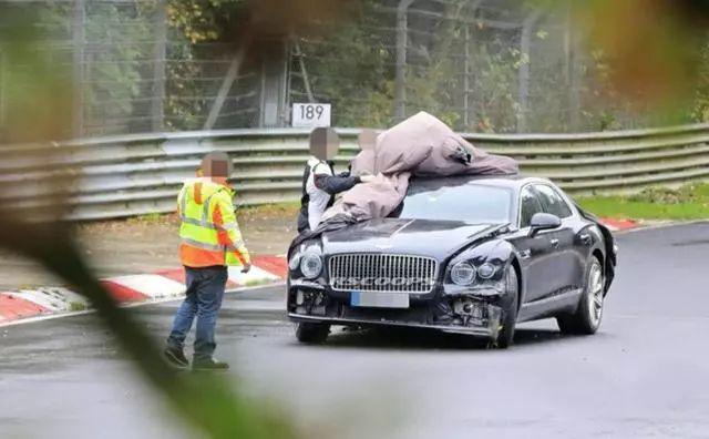 「汽车资讯」289 万的宾利飞驰全球首撞，隔着屏幕都心疼