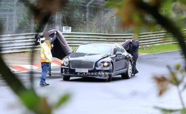 「汽车资讯」289 万的宾利飞驰全球首撞，隔着屏幕都心疼