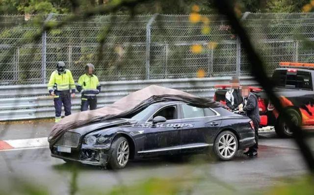 「汽车资讯」289 万的宾利飞驰全球首撞，隔着屏幕都心疼