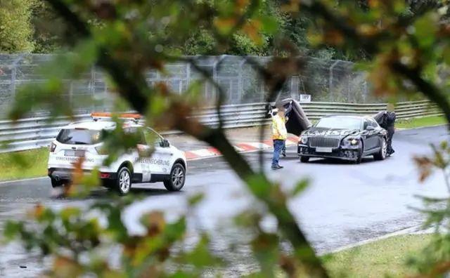 「汽车资讯」289 万的宾利飞驰全球首撞，隔着屏幕都心疼