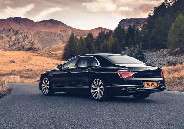 「汽车资讯」289 万的宾利飞驰全球首撞，隔着屏幕都心疼