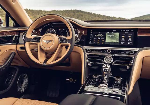 「汽车资讯」289 万的宾利飞驰全球首撞，隔着屏幕都心疼