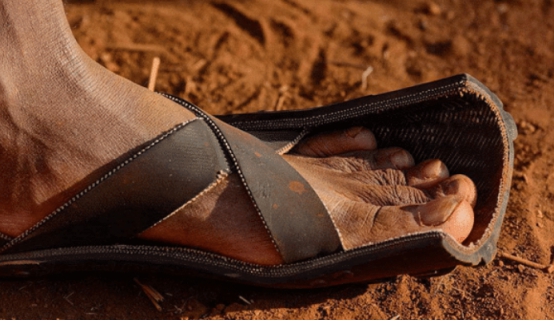 【奇闻寒梅】非洲黑人为何大量收购中国废弃轮胎？是有什么用途？