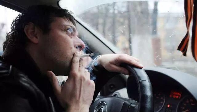 车与生活：开车禁止抽烟，为啥还装点烟器？老司机：谁让你用来点烟了