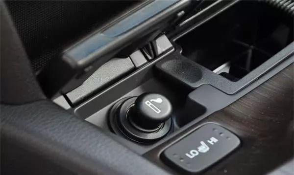 车与生活：开车禁止抽烟，为啥还装点烟器？老司机：谁让你用来点烟了