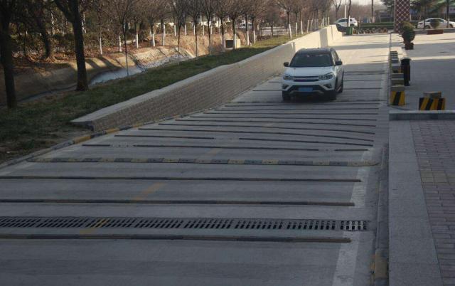 汽车资讯：为什么说驾车过减速带时，踩刹车是毁车操作？