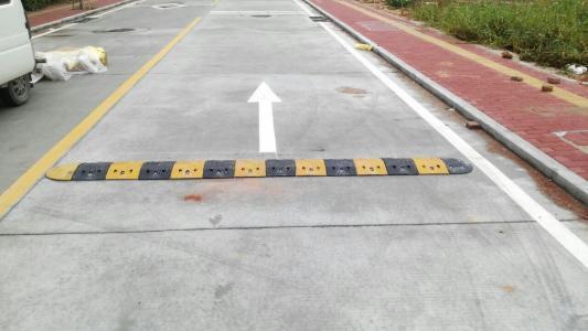 汽车资讯：为什么说驾车过减速带时，踩刹车是毁车操作？