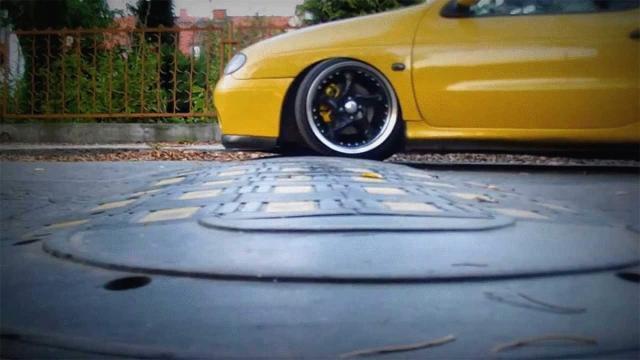 汽车资讯：为什么说驾车过减速带时，踩刹车是毁车操作？