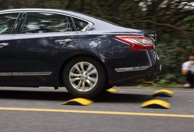 汽车资讯：为什么说驾车过减速带时，踩刹车是毁车操作？