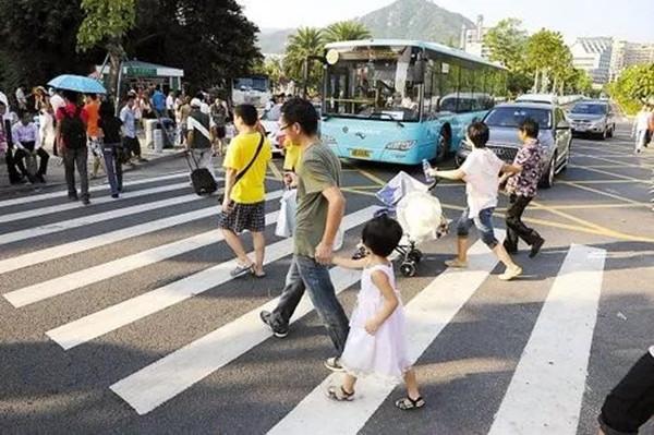 [车与生活]行人不走也要礼让，司机吃罚单喊冤？记住这些细节就不用怕