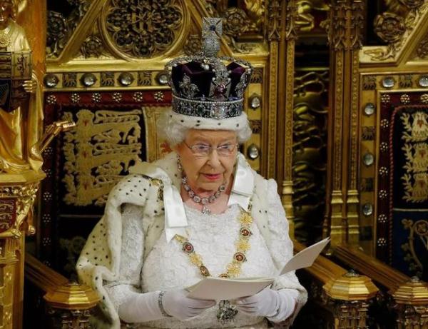 93岁的女王戴着镶嵌1333颗钻石的王冠，不能低头看演讲稿