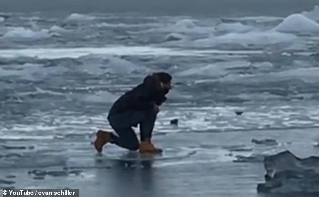 冰岛游客踩破冰面随冰块飘走，网友怒骂：白痴，希望直接漂去海里