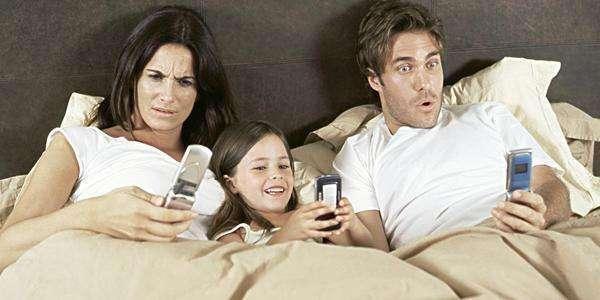 总是喜欢睡前玩手机的人，经常有坏习惯，身体容易出现4种毛病