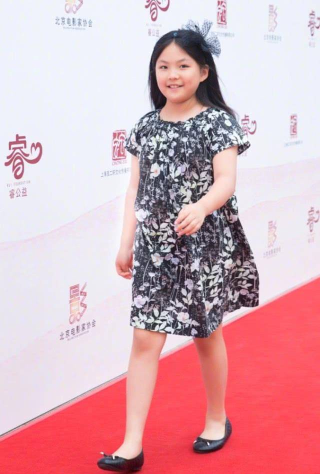 9岁王诗龄开学， 被李湘打扮穿秋裤外穿+耐克鞋，变得更肥