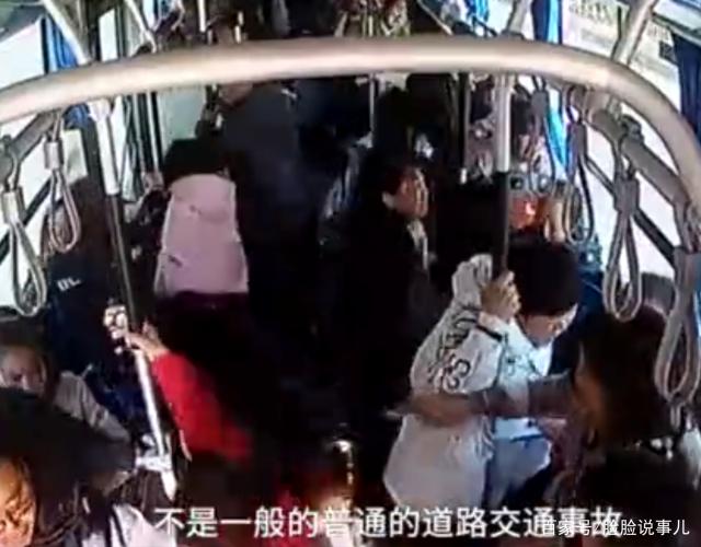 乘客怂恿公交司机怼出租，摔倒一车人，两名司机被刑拘
