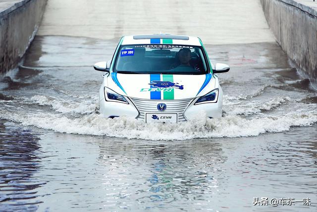 「汽车资讯」一窝蜂造纯电动汽车，为何越来越像一场闹剧？