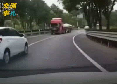 「家有汽车」一组动图提醒你：借道超车要果断，司机误判把命断