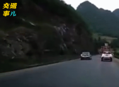 「家有汽车」一组动图提醒你：借道超车要果断，司机误判把命断