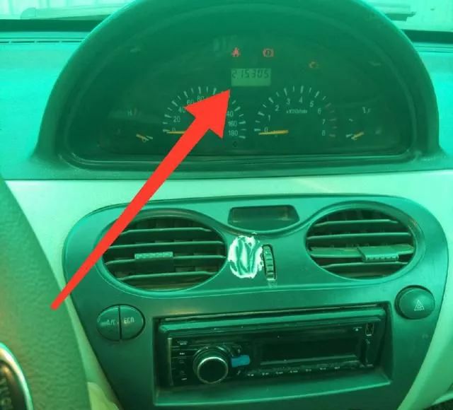 #楚安汽车资料#12年21万公里的哈飞被拖回修理厂，车主：拧钥匙无法启动发动机！