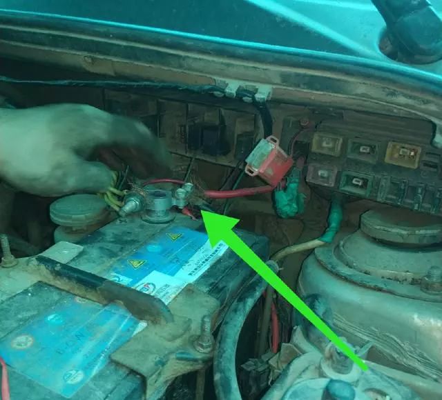 #楚安汽车资料#12年21万公里的哈飞被拖回修理厂，车主：拧钥匙无法启动发动机！